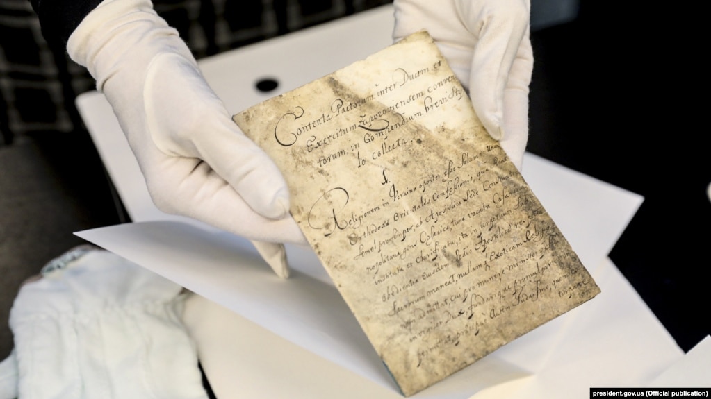 Первая страница сокращенного перевода латинским языком статей договора между Пилип Орликом и казацкой старшиной и казаками, без преамбулы и присяги гетмана. Возможно, именно этот документ привезли в Украину под видом оригинала