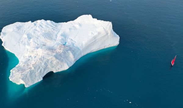 Айсберг в акватории острова Гренландия