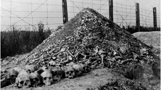 Останки жертв фашизма. Такую картину увидели советские солдаты, освободив концлагерь Майданек в Польше в 1944 году