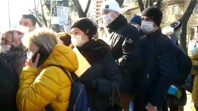 Очередь на автобусной остановке в одном из районов Киева