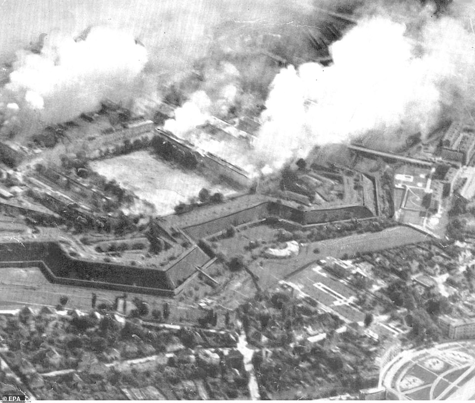 Несмотря на доблестное сопротивление польских ВВС, большие потери с их стороны означали, что в течение нескольких дней после начала немецкой атаки польская оборона в значительной степени ограничивалась применением зенитных орудий. Вверху: дым поднимается из Варшавской Цитадели в центре города после бомбардировки немецкими самолетами.