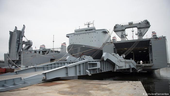 Катер-контейнеровоз MV Cape Ray в доке Портсмута