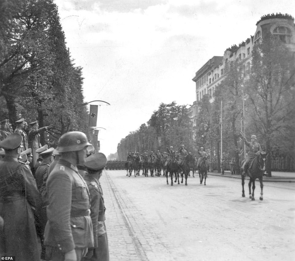 В эти выходные мировые лидеры отправятся в Варшаву, чтобы отметить 80-ю годовщину начала Второй мировой войны, а Польша потребовала от Германии компенсации за потери, которые были нанесены нации во время войны. Вверху: кавалерийские солдаты совершают нацистский салют перед Адольфом Гитлером в Варшаве 5 октября 1939 года.