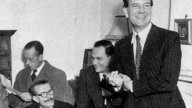 Ким Филби (справа) проводит пресс-конференцию в доме своей матери в Лондоне в ноябре 1955 года.