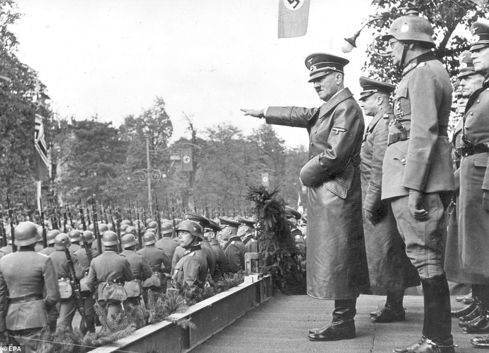 После их поражения в четырехдневной битве при Коцке под Люблином, восточная Польша, изнуренная и подавленная Польша сдалась немецким войскам 6 октября. Несмотря на то, что Польша смогла мобилизовать один миллион человек, они были безнадежно превзойдены во всех отношениях. Вверху: Адольф Гитлер исполняет нацистский салют, стоя рядом с генералами и осматривает немецкие войска, парадирующие через Варшаву 5 октября 1939 г.