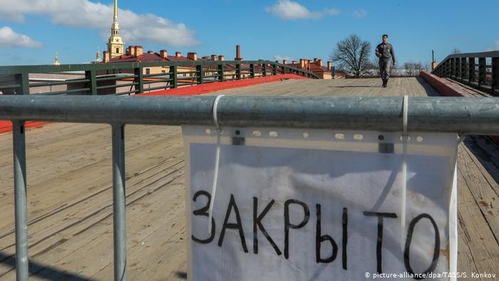 Надпись на мосту в Санкт-Петербурге: Закрыто