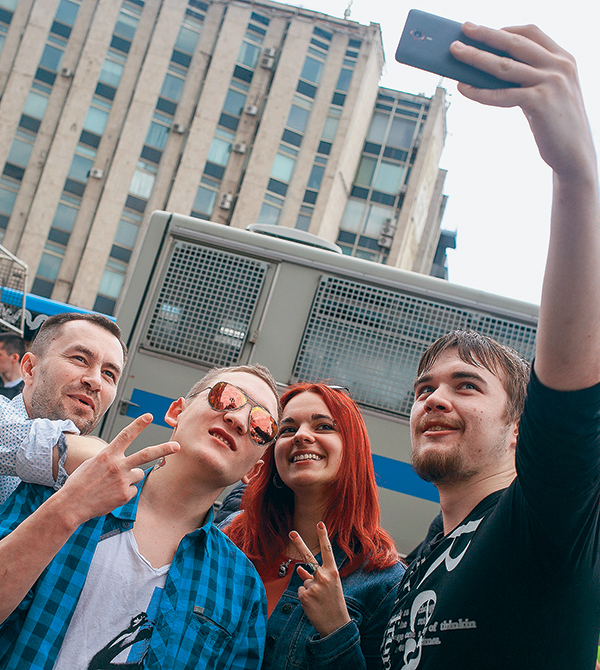 «А третьи ходят на митинг, чтобы сделать фотографию в Instagram. Это способ их общественного продвижения». 023_rusrep_10-1.jpg Владимир Андреев / URA.RU / ТАСС