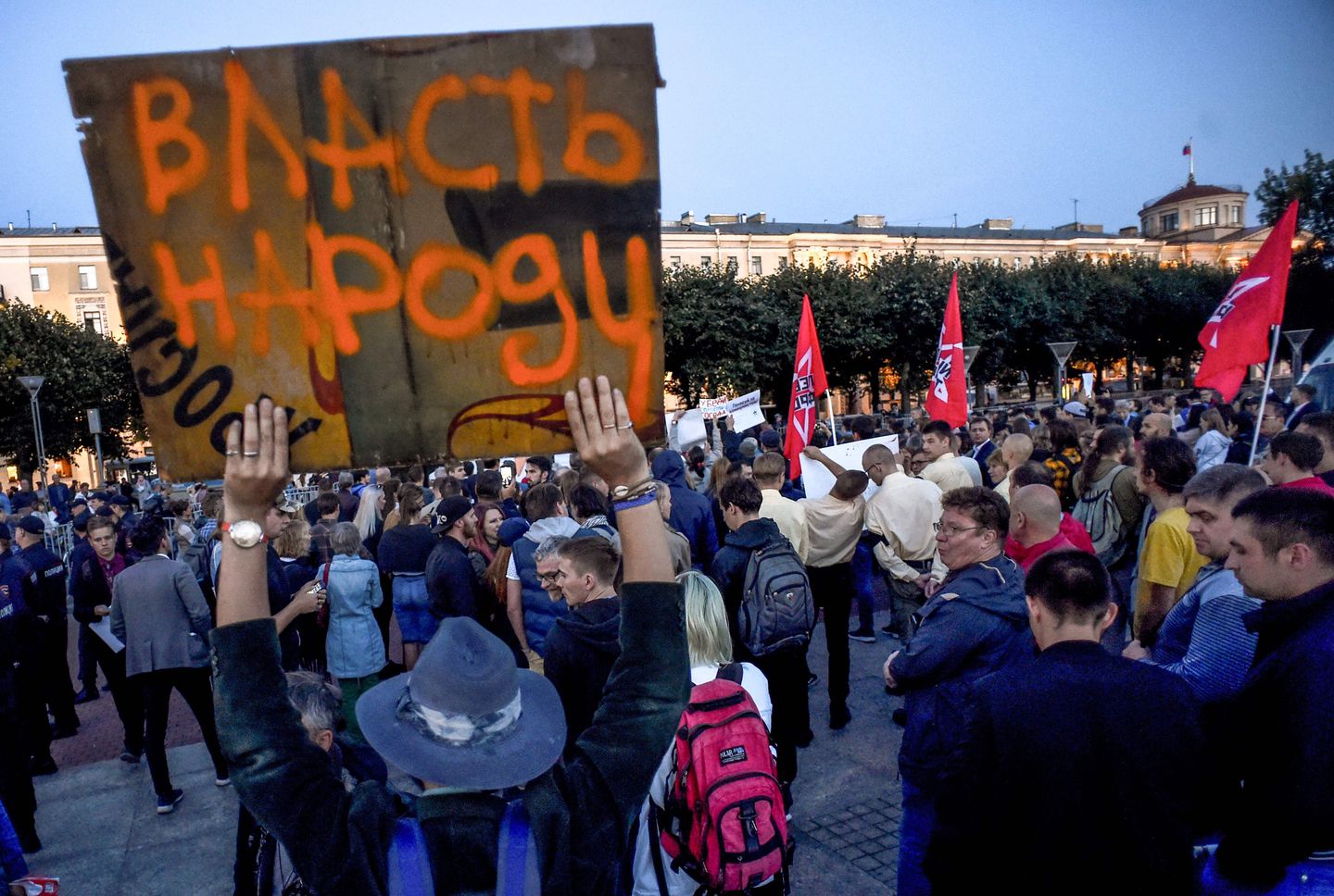 Женщина держит знак, который переводится как «Власть людям!» во время митинга оппозиции в Санкт-Петербурге 5 сентября. (Ольга Мальцева / AFP / Getty Images)