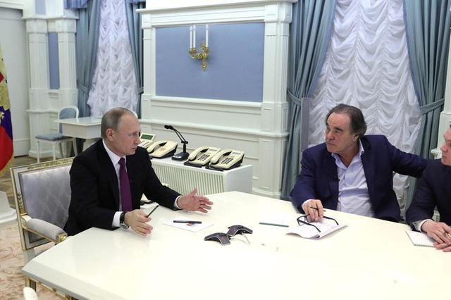 «Получился такой весьма живой разговор, в рамках которого Стоун стоит „на подаче“ ключевых слов».