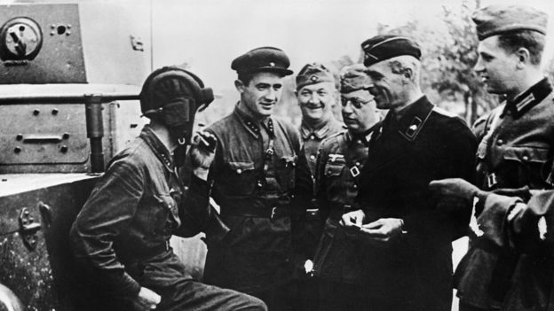 Немецкие и советские солдаты угощают друг друга сигаретами. Польша. 1939 год