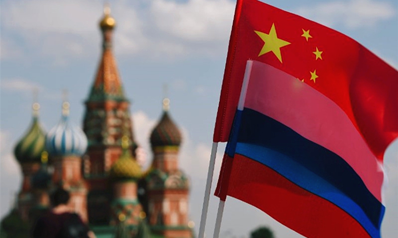 The national flags of China and Russia are seen on Red Square, Moscow.(Photo: Xinhua)
