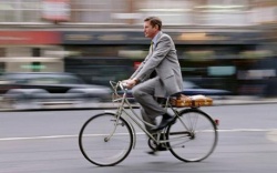 Один из губернаторов предложил сменить служебное авто на велосипед Один из губернаторов предложил сменить служебное авто на велосипед