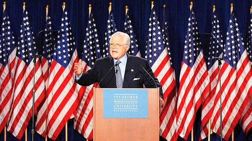 Тед Кеннеди во время своей речи в университете Джорджа Вашингтона в 2004 г.