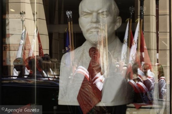 Головы Ленина, стоящие над пианино