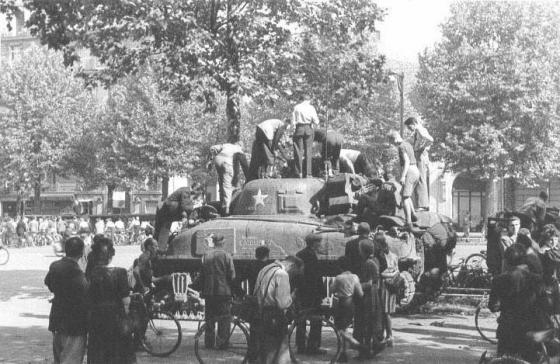 25 августа 1944. Танк Шерман М4А1 2-й БД в Париже. Фото из коллекции Пьера Молитора