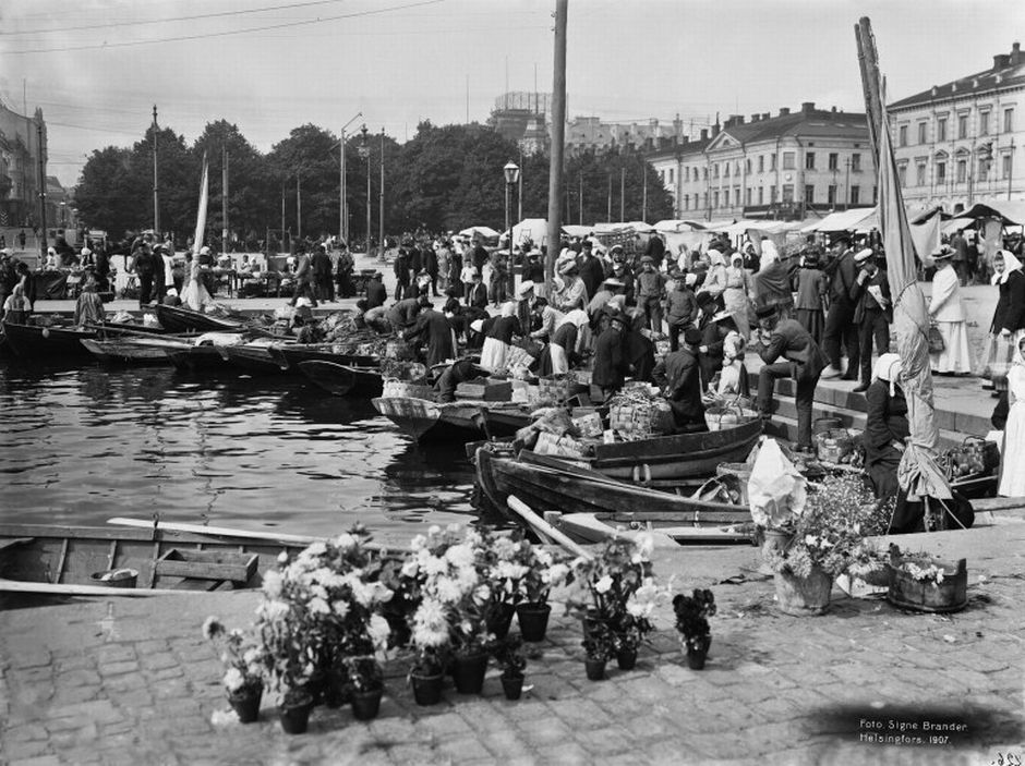 Torikauppaa Kauppatorilla vuonna 1907. Myyntiveneitä Kolera-altaassa.